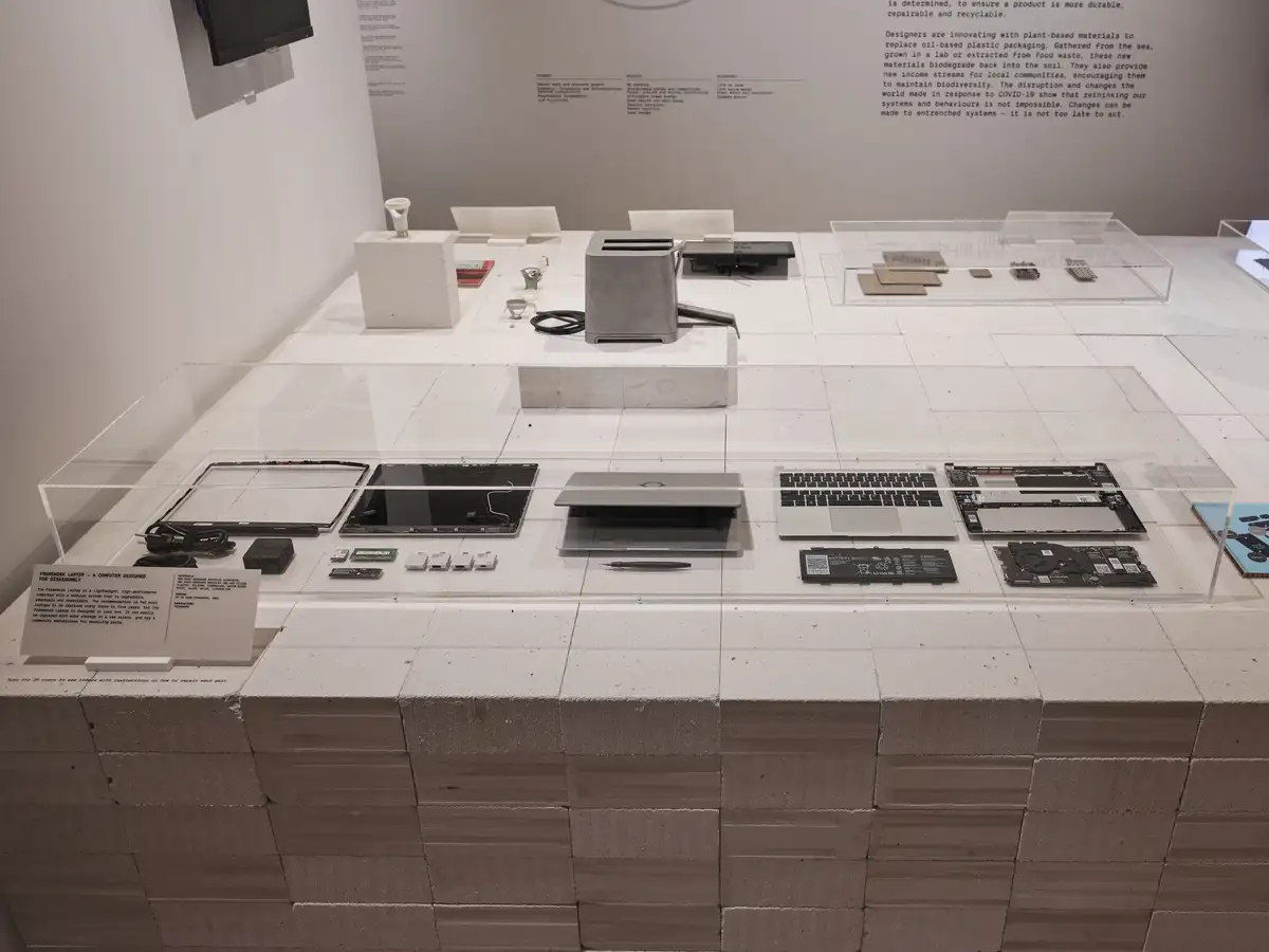 Darstellung des Framework Laptops im Design Museum